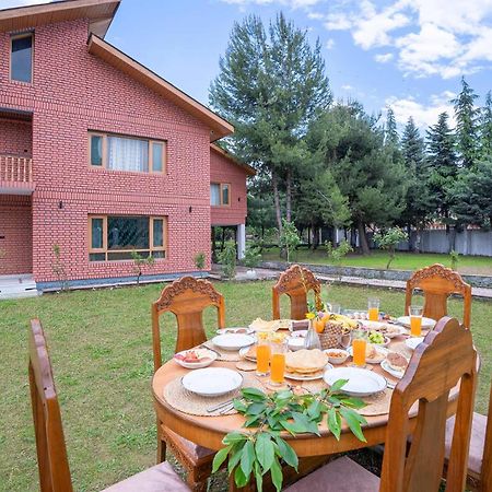 Stayvista At Pinewood Villa - Pet Friendly Villa With Lawn & Pool Table Srinagar  Exterior photo