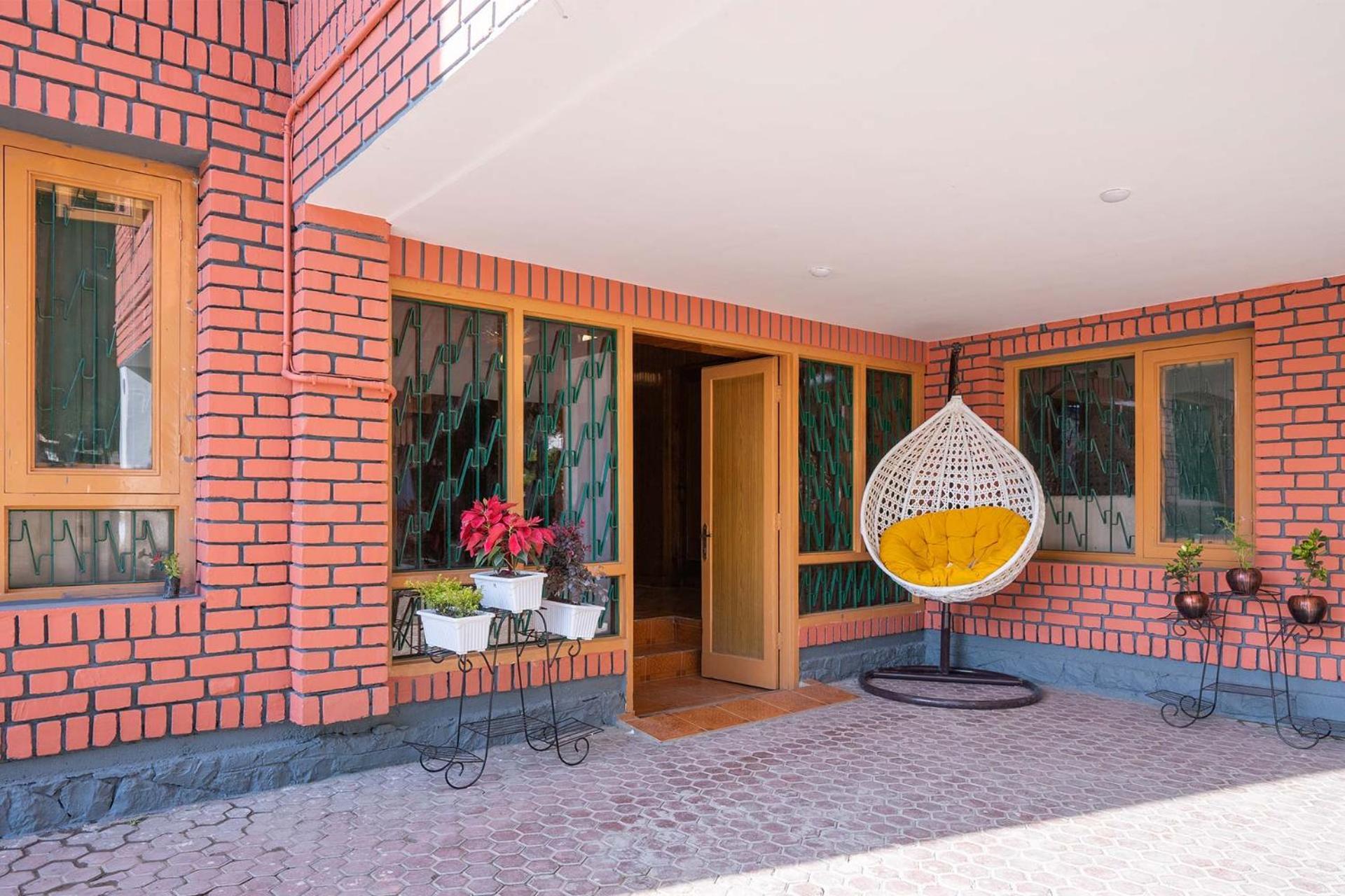Stayvista At Pinewood Villa - Pet Friendly Villa With Lawn & Pool Table Srinagar  Exterior photo